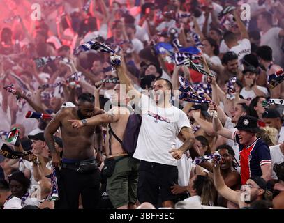 München, Deutschland. 31. Mai 2025. PSG-Fans beim Spiel Paris Saint Germain gegen Internazionale UEFA Champions League Finale in der Münchener Football Arena. Der Bildnachweis sollte lauten: David Klein/Sportimage Credit: Sportimage Ltd/Alamy Live News Stockfoto