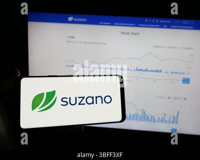 Stuttgart, Deutschland - 20. 01. 2025: Person mit Smartphone mit Logo des brasilianischen Zellstoff- und Papierunternehmens Suzano S.A. auf dem Bildschirm vor der Website. Stockfoto
