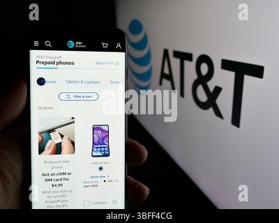 Stuttgart, Deutschland - 16.01.2025: Person, die ein Smartphone mit der Webseite des US-amerikanischen Telekommunikationsunternehmens ATT Inc. (AT und T) auf dem Bildschirm mit Logo hält. Stockfoto