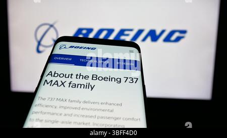 Stuttgart, Deutschland - 16. 01. 2025: Smartphone-Website-Logo des US-Luftfahrtunternehmens Boeing Company auf dem Bildschirm vor dem Logo. Stockfoto