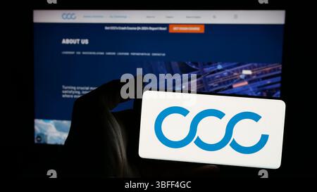 Stuttgart, Deutschland - 16. 01. 2025: Person, die ein Mobiltelefon hält, mit dem Logo des US-amerikanischen Softwareunternehmens CCC Intelligent Solutions Inc. Auf dem Bildschirm Stockfoto
