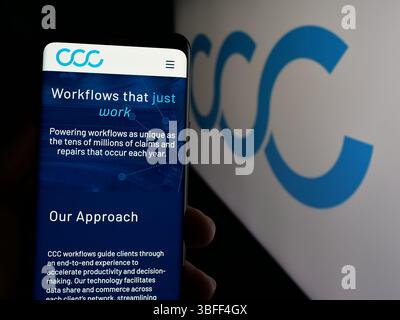 Stuttgart, Deutschland - 16. 01.2025: Person, die ein Mobiltelefon hält, mit Webseite des US-Softwareunternehmens CCC Intelligent Solutions Inc. Auf dem Bildschirm mit Logo. Stockfoto