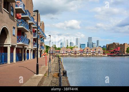 Shadwell Basin, Wapping, London UK, Blick auf Canary Wharf Stockfoto
