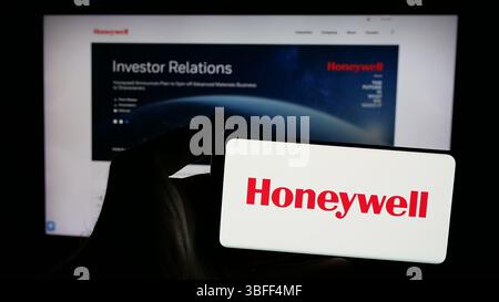 Stuttgart, Deutschland – 16. 01. 2025: Person, die ein Smartphone mit dem Logo des US-amerikanischen Unternehmens Honeywell International Inc. Auf dem Bildschirm vor der Website hält. Stockfoto