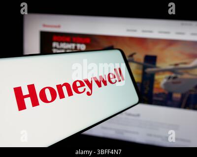 Stuttgart, Deutschland - 16.01.2025: Mobiltelefon mit Logo des amerikanischen Unternehmens Honeywell International Inc. Auf dem Bildschirm vor der Website. Stockfoto