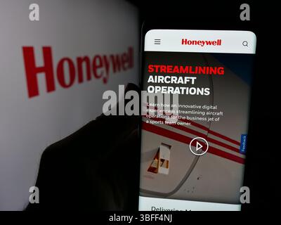 Stuttgart, Deutschland - 16. 01. 2025: Person, die ein Smartphone hält, mit Webseite des US-amerikanischen Unternehmens Honeywell International Inc. Vor dem Logo auf dem Bildschirm. Stockfoto