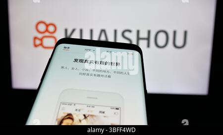 Stuttgart, Deutschland - 16.01.2025: Smartphone mit Website des chinesischen Video-Sharing-App-Unternehmens Kuaishou auf dem Bildschirm vor dem Business-Logo Stockfoto