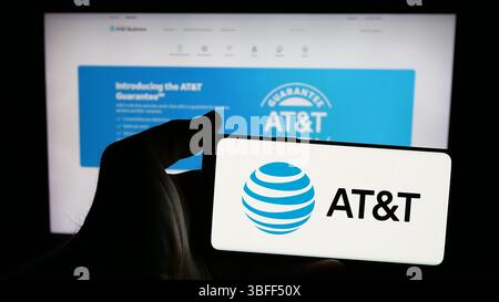Stuttgart, Deutschland - 16.01.2025: Person mit Mobiltelefon mit Logo des US-amerikanischen Telekommunikationsunternehmens ATT Inc. (AT und T) auf dem Bildschirm Stockfoto