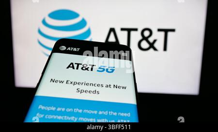 Stuttgart, Deutschland - 16.01.2025: Mobiltelefon mit Website des US-amerikanischen Telekommunikationsunternehmens ATT Inc. (AT und T) auf dem Bildschirm vor dem Logo. Stockfoto