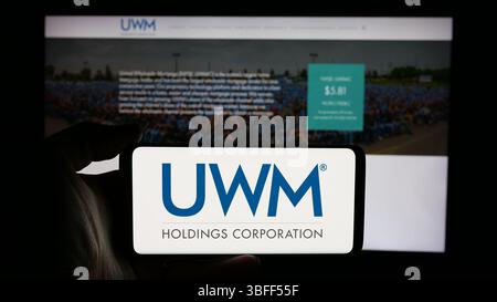 Stuttgart, Deutschland - 15.01.2025: Person, die ein Mobiltelefon mit dem Logo der US-Hypothekengesellschaft UWM Holdings Corporation auf dem Bildschirm hält Stockfoto