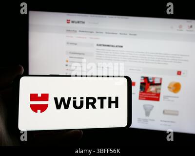 Stuttgart, Deutschland - 15.01.2025: Person mit Smartphone und Logo des deutschen Werkzeugunternehmens Adolf Würth GmbH Co. KG auf dem Bildschirm vor der Website. Stockfoto