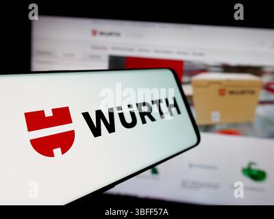 Stuttgart, Deutschland - 15.01.2025: Mobiltelefon mit Logo des deutschen Werkzeugunternehmens Adolf Würth GmbH Co. KG auf dem Bildschirm vor der Business-Website. Stockfoto