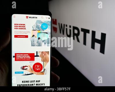 Stuttgart, Deutschland - 15.01.2025: Person, die ein Mobiltelefon hält, mit Webseite des deutschen Werkzeugunternehmens Adolf Wuerth GmbH Co. KG auf dem Bildschirm vor dem Logo Stockfoto