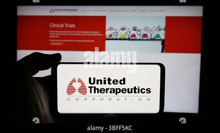 Stuttgart, Deutschland - 15.01.2025: Person, die ein Mobiltelefon mit dem Logo des US-amerikanischen Biotech-Unternehmens United Therapeutics Corporation auf dem Bildschirm hält Stockfoto