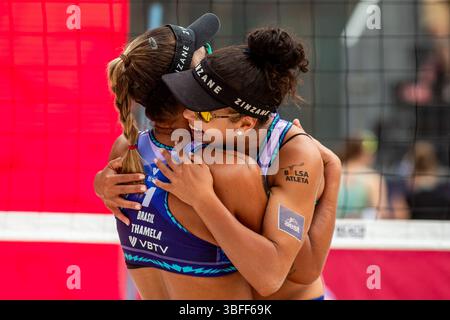 Das Beachvolleyballturnier Pro Tour in der Kategorie Elite fand am 1. Juni 2025 in Ostrava, Tschechien, statt. Das Finale der Frauen Tina Graudina, Anastasija Samoilova von Lettland gegen Thamela Coradello Galil (links), Victoria Lopes Pereira Tosta (rechts) von Brasilien. (CTK Foto/Vladimir Prycek) Stockfoto