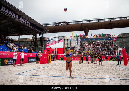Das Beachvolleyballturnier Pro Tour in der Kategorie Elite fand am 1. Juni 2025 in Ostrava, Tschechien, statt. Das Finale der Frauen Tina Graudina, Anastasija Samoilova aus Lettland gegen Thamela Coradello Galil (im Bild), Victoria Lopes Pereira Tosta aus Brasilien. (CTK Foto/Vladimir Prycek) Stockfoto