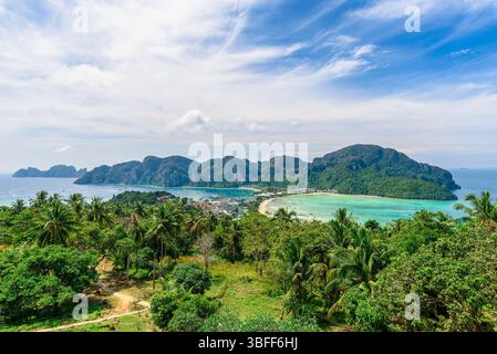 Panoramablick über Tonsai Village, Phi Phi Island, Thailand Stockfoto