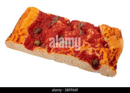 Pizza Sardenaira typische italienische Focaccia aus dem westlichen Ligurien mit Tomatensauce, Sardellen und Oliven. Schicht isoliert auf weiß mit Beschneidungspfad einschl Stockfoto