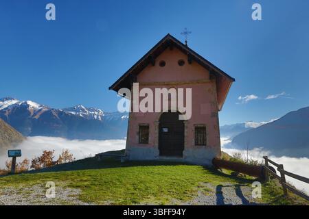 France Savoie Maurienne Jarrier : mer de nuages et chapelle Saint roch dite chapelle rose Stockfoto
