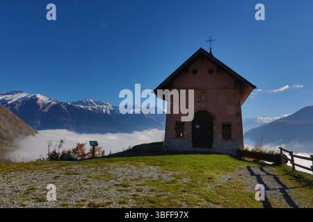 France Savoie Maurienne Jarrier : mer de nuages et chapelle Saint roch dite chapelle rose Stockfoto