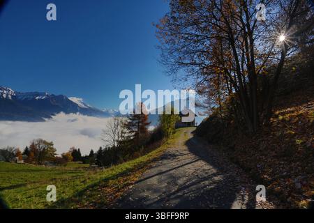 France Savoie Maurienne Jarrier : mer de nuages et chapelle Saint roch dite chapelle rose Stockfoto