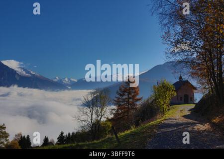 France Savoie Maurienne Jarrier : mer de nuages et chapelle Saint roch dite chapelle rose Stockfoto