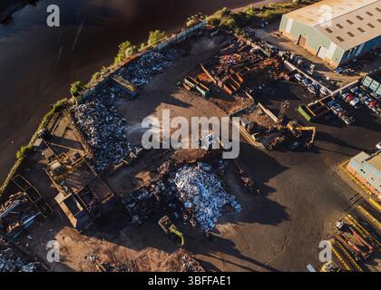 Blaydon UK: 05-05-2025. Aus der Vogelperspektive des Blaydon Industrial Estate und der Recyclinganlage für Altmetall am Ufer des Flusses Tyne. Die Drohne wurde während des Goldes geschossen Stockfoto