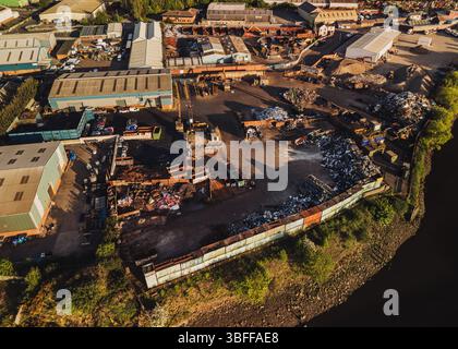 Blaydon UK: 05-05-2025. Aus der Vogelperspektive des Blaydon Industrial Estate und der Recyclinganlage für Altmetall am Ufer des Flusses Tyne. Die Drohne wurde während des Goldes geschossen Stockfoto