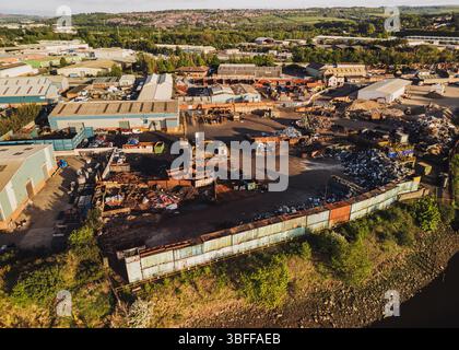 Blaydon UK: 05-05-2025. Aus der Vogelperspektive des Blaydon Industrial Estate und der Recyclinganlage für Altmetall am Ufer des Flusses Tyne. Die Drohne wurde während des Goldes geschossen Stockfoto