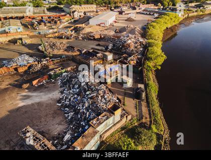 Blaydon UK: 05-05-2025. Aus der Vogelperspektive des Blaydon Industrial Estate und der Recyclinganlage für Altmetall am Ufer des Flusses Tyne. Die Drohne wurde während des Goldes geschossen Stockfoto
