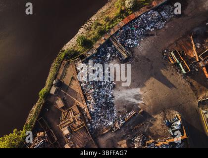 Blaydon UK: 05-05-2025. Aus der Vogelperspektive des Blaydon Industrial Estate und der Recyclinganlage für Altmetall am Ufer des Flusses Tyne. Drohnenaufnahme von oben nach unten VI Stockfoto