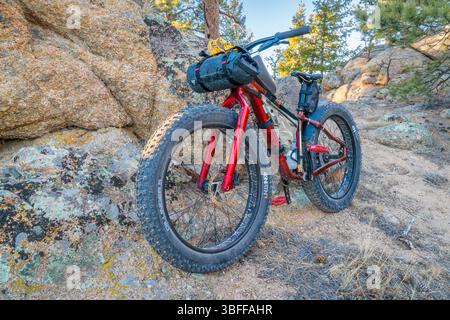 Fort Collins, CO, USA – 10. Dezember 2017: Salsa Mukluk Fat Bike mit Rahmentaschen auf einem Trail in den Rocky Mountains von Colorado. Stockfoto