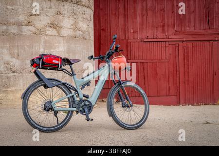Fort Collins, CO, USA – 21. März 2025: Superdelite, fortgeschrittenes E-Bike von Riese Muller in der alten Scheune in Colorado. Stockfoto