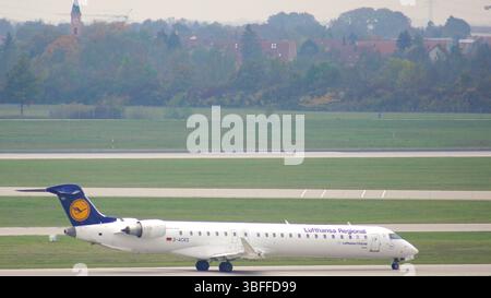 München, 11. Oktober 2015: Lufthansa CRJ900 fährt auf Apron Stockfoto