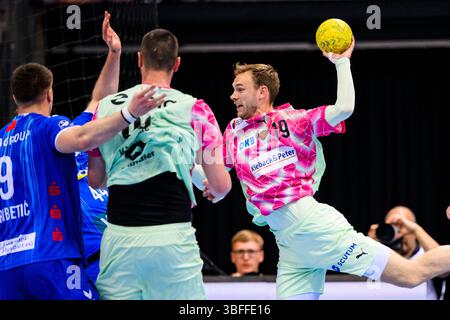 Stuttgart, Deutschland. Juni 2025. Handball: 1. Bundesliga, Männer, Saison 2024/2025, TVB Stuttgart - Füchse Berlin, Porsche Arena. Berlins Mathias Gidsel (r) in Aktion. Quelle: Tom Weller/dpa/Alamy Live News Stockfoto