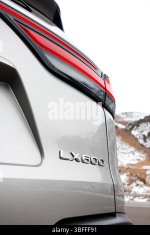 Bishkek, Kirgisistan - 12. Dezember 2024: Nahaufnahme der Lexus LX600-Rückleuchten und des Chromabzeichens Stockfoto