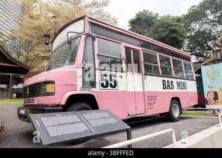 Ein erhaltener ehemaliger Minibus Kuala Lumpur, ausgestellt im National Museum (Malaysia) (Muzium Negara) in Kuala Lumpur Stockfoto