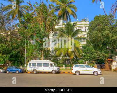 Die Ramchandani marg Road an der Küste und Gegend von Colaba im Stadtzentrum von Mumbai in Indien. Indien, Mumbai. Stockfoto