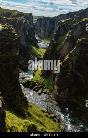 Fjadrargljufur, ein schöner, malerischer Canyon im Süden Islands, in der Nähe der historischen Stadt Kirkjubaejarklaustur Stockfoto