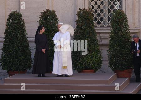 Vatikan, Vatikan. Juni 2025. **NO LIBRI** Italien, Rom, Vatikan, 2025/6/1 Papst Leo XIV (R) und Gouverneur des Staates Vatikanstadt, Schwester Raffaella Petrini, sprechen während sie darauf warten, die Radfahrer zu begrüßen, die in der 21. Und letzten Etappe des Radrennens Giro d'Italia über 141 km vom Vatikan antreten. Foto von ALESSIA GIULIANI /Catholic Press Photo Credit: Independent Photo Agency/Alamy Live News Stockfoto