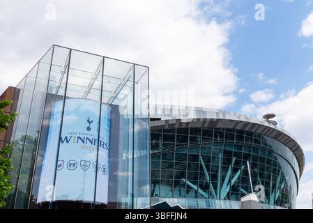 Tottenham Hotspur Stadium, Heimstadion des Tottenham Hotspur Football Club, Spurs, mit Grafik der Gewinner der UEFA Europa League Stockfoto