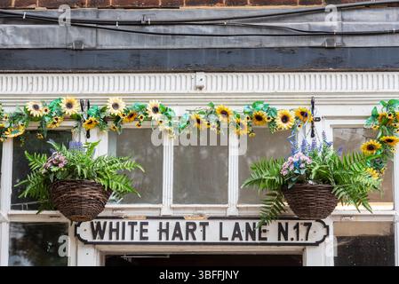 Vintage White Hart Lane N17 Straßenschild an der Außenseite eines Pubs in der Nähe des Tottenham Hotspur Stadions, dem neuen Gelände von Spurs Stockfoto