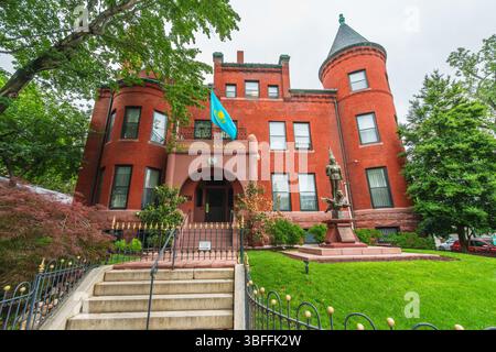 Washington D.C., USA - 21. Mai 2025. Botschaft von Kasachstan mit roter Backsteinfront und Nationalflagge, die über dem Eingang winkt. Stockfoto