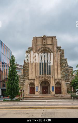 Washington D.C., USA - 21. Mai 2025. Steinkirche mit gotischen Bogenfenstern und dreifachem Eingang. Stockfoto