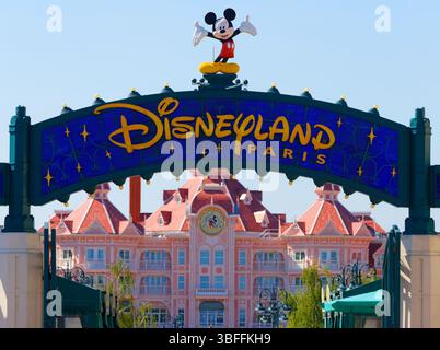 Paris, Frankreich - 30. Mai 2025 : Disneyland Paris Ausfahrt. Disneyland Paris ist ein ikonischer Freizeitpark und Resort in der kleinen französischen Stadt Chessy. It Stockfoto