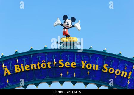 Paris, Frankreich - 30. Mai 2025 : Disneyland Paris Ausfahrt. Disneyland Paris ist ein ikonischer Freizeitpark und Resort in der kleinen französischen Stadt Chessy. It Stockfoto