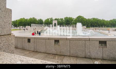Washington D.C., USA - 21. Mai 2025. Großer Blick auf den Brunnen des Zweiten Weltkriegs mit Besuchern und umliegenden Granitsäulen. Stockfoto