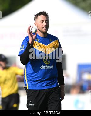 Hove UK 1. Juni 2025 - Sussex Sharks Bowler Ollie Robinson während des T20 Vitality Blast Cricket Matches zwischen Sussex Sharks und Gloucestershire auf dem 1. Central County Ground in Hove: Credit Simon Dack /TPI/ Alamy Live News Stockfoto