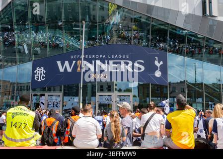 Fans vor dem Tottenham Hotspur Stadium, Heimstadion des Tottenham Hotspur Football Club, Spurs, feiern den UEFA Europa League Cup-Sieg Stockfoto