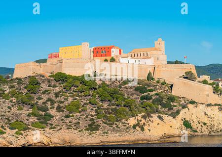 Panoramablick auf die Festung Dalt Vila auf Ibiza, Spanien Stockfoto